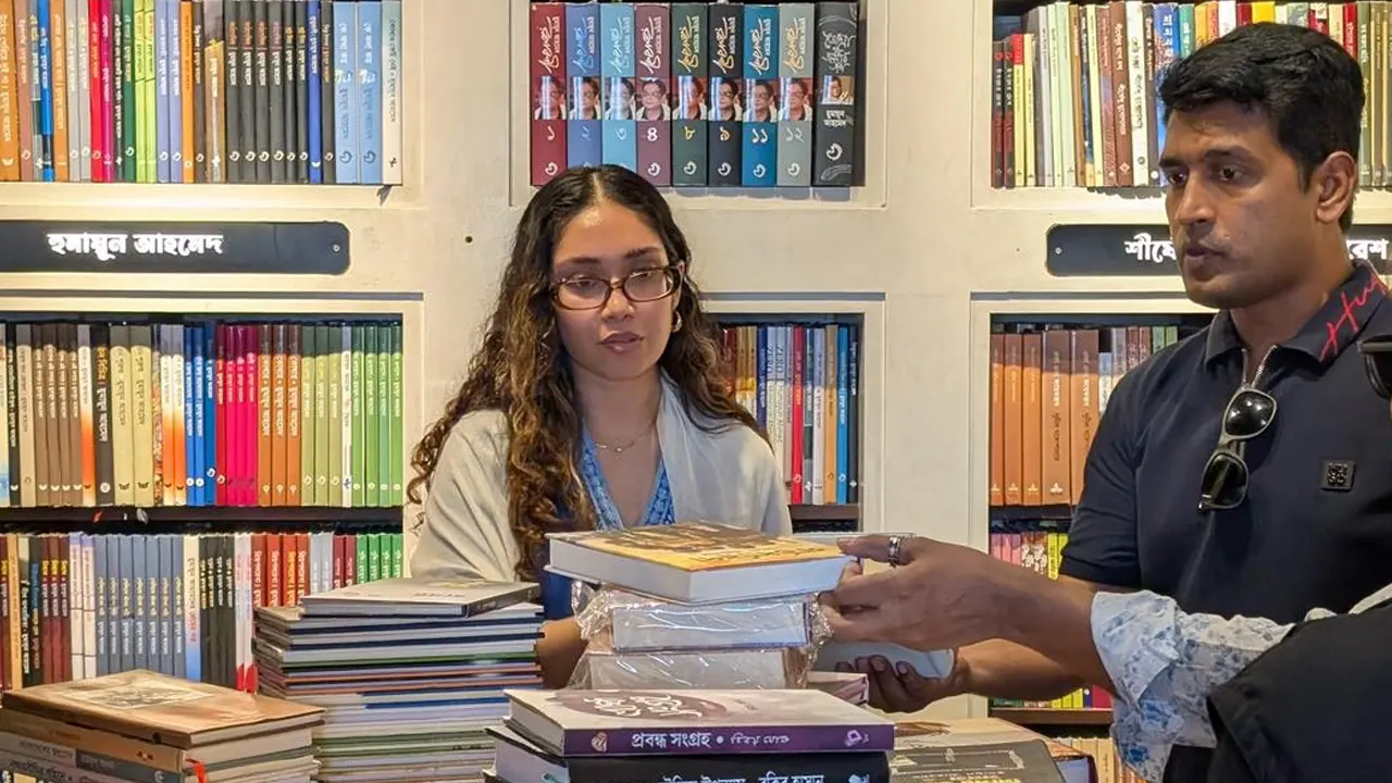 বাতিঘরে গিয়ে বই সংগ্রহ করেছেন জাইমা রহমান।