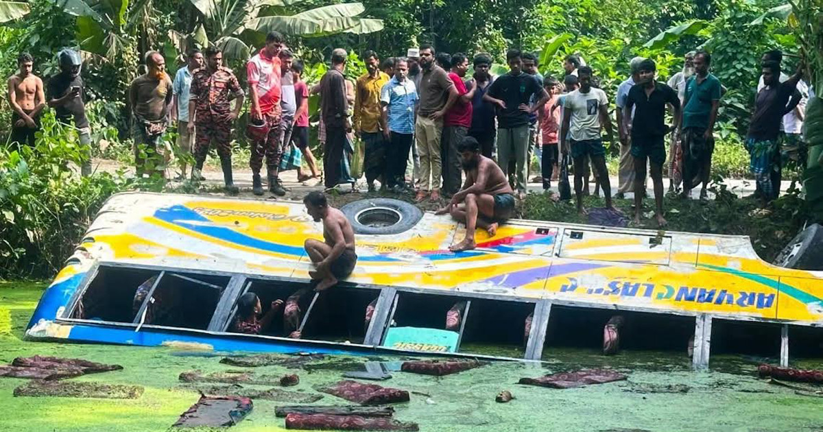 বরিশালে পুকুরে বাস পড়ে প্রাণ গেল যাত্রীর, আহত কয়েকজন