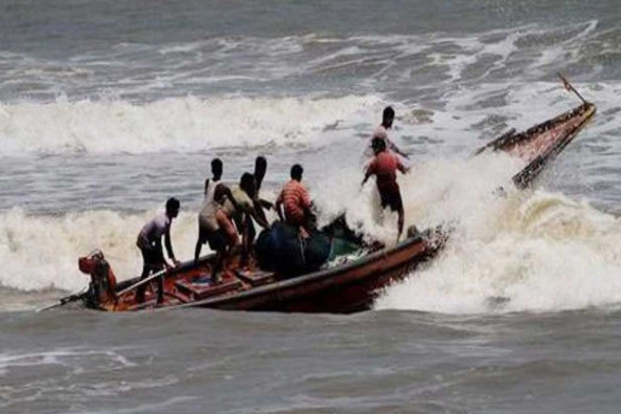 নাজিরারটেক উপকূলে ট্রলারডুবি, দুই জেলের মরদেহ উদ্ধার