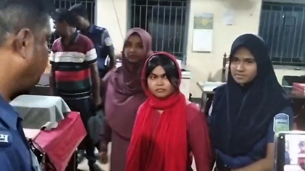 ফ্যামিলি কার্ড দেওয়ার কথা বলে টাকা নেওয়ার অভিযোগ, এনসিপি নেত্রী আটক