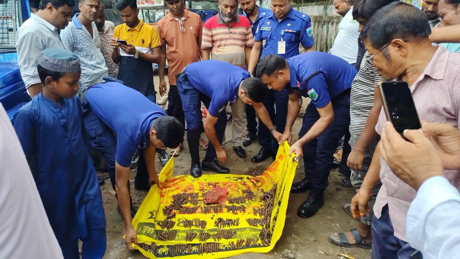 বগুড়ার ড্রেনে মিলল ৩৪০ রাউন্ড গুলি, উৎস খুঁজছে পুলিশ