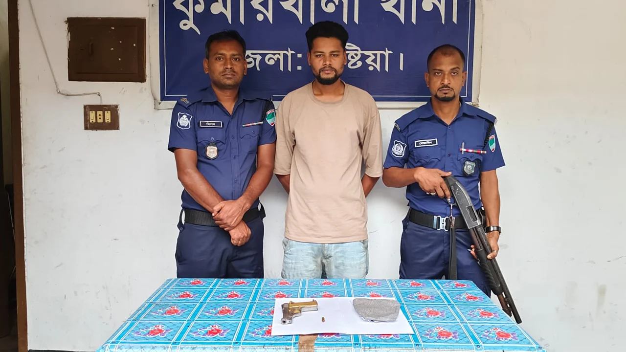 পাওনা টাকা চাইতে গিয়ে পিস্তল প্রদর্শনের অভিযোগ, কুমারখালীতে যুবক আটক