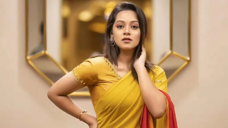 দীঘির গায়ে জুস পড়া নিয়ে হুলস্থুল: চাকরি হারালেন কি সেই ওয়েটার?