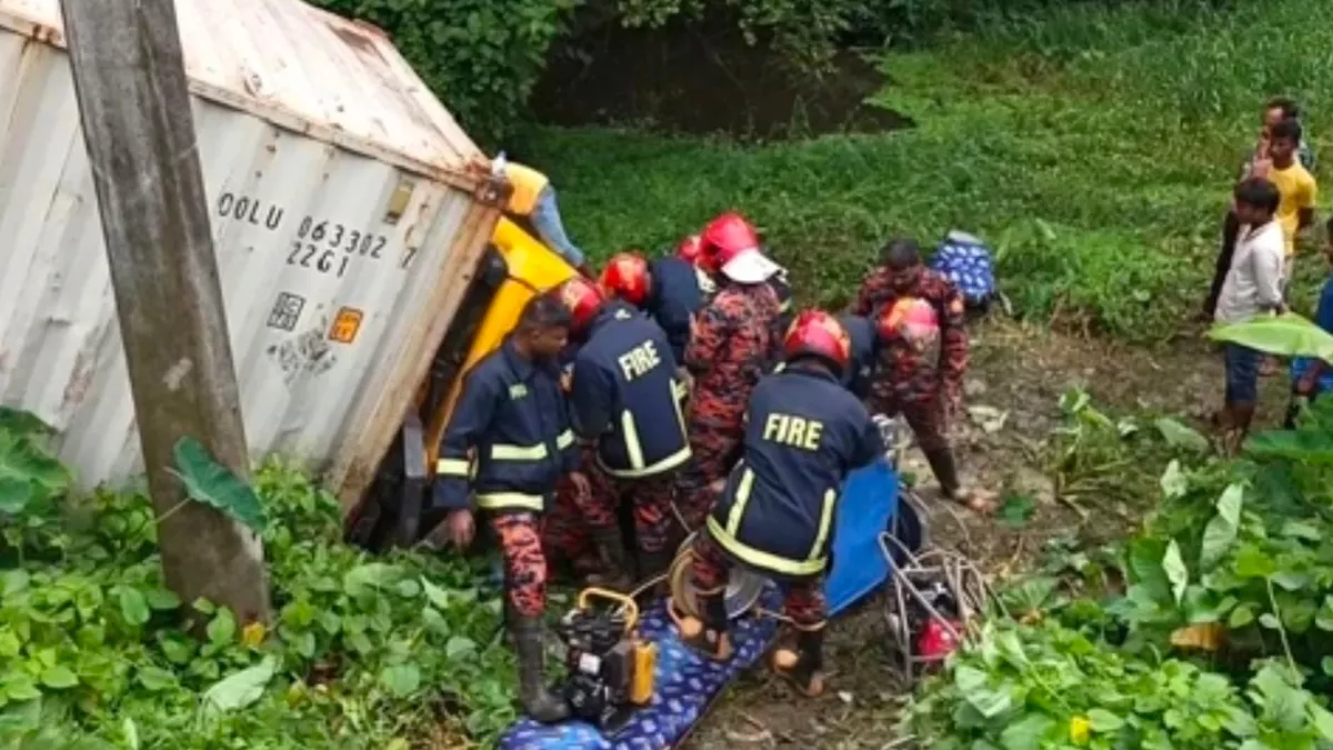 ফেনীতে উল্টে যাওয়া কাভার্ড ভ্যানে ৪ ঘণ্টা আটকা চালক, জীবিত উদ্ধার