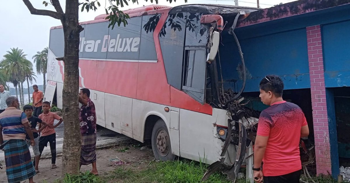 কেশবপুরে নারীকে চাপা দিয়ে মাদ্রাসার ভবনে বাস, নিহত ১