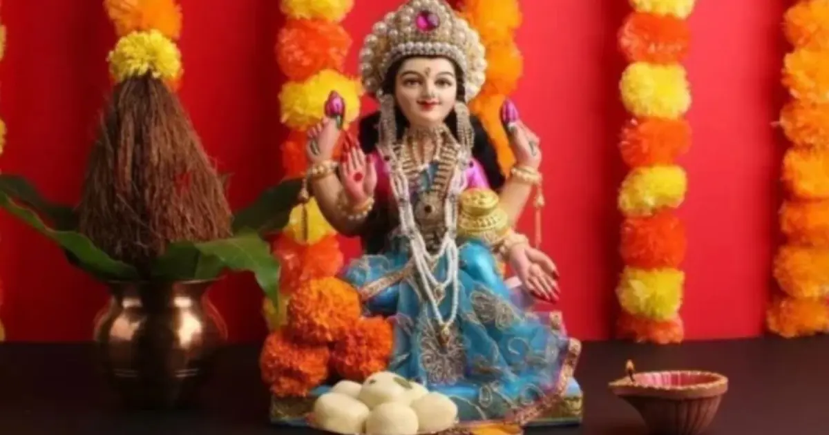 দুর্গোৎসবের পর আজ কোজাগরী লক্ষ্মীপূজা