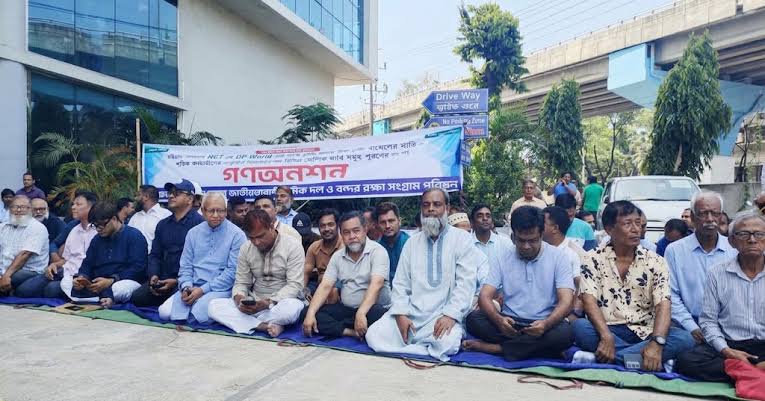 এনসিটি ইজারা চুক্তি বাতিলের দাবিতে চট্টগ্রাম বন্দরে শ্রমিক-কর্মচারীদের অনশন