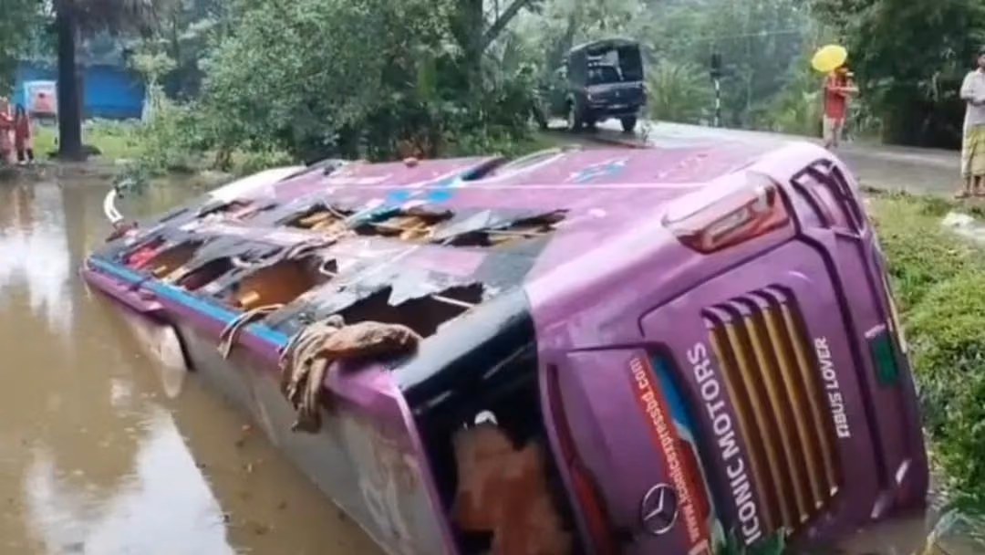 কুয়াকাটা যাওয়ার পথে পুকুরে জবির সাবেক শিক্ষার্থীদের বাস, আহত ১৫