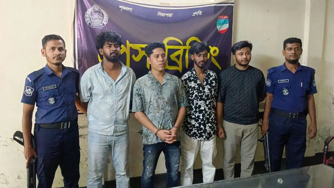 যশোর থেকে গ্রেপ্তার ডেভিড ইমনকে চট্টগ্রামে নেওয়া হচ্ছে, সঙ্গে আটক ৩ সহযোগী