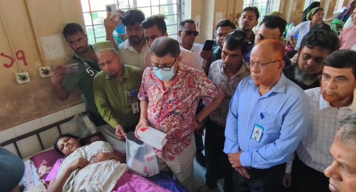 ময়মনসিংহ মেডিকেলে অব্যবস্থাপনা দেখে ক্ষুব্ধ স্বাস্থ্যমন্ত্রী, তদন্তের নির্দেশ
