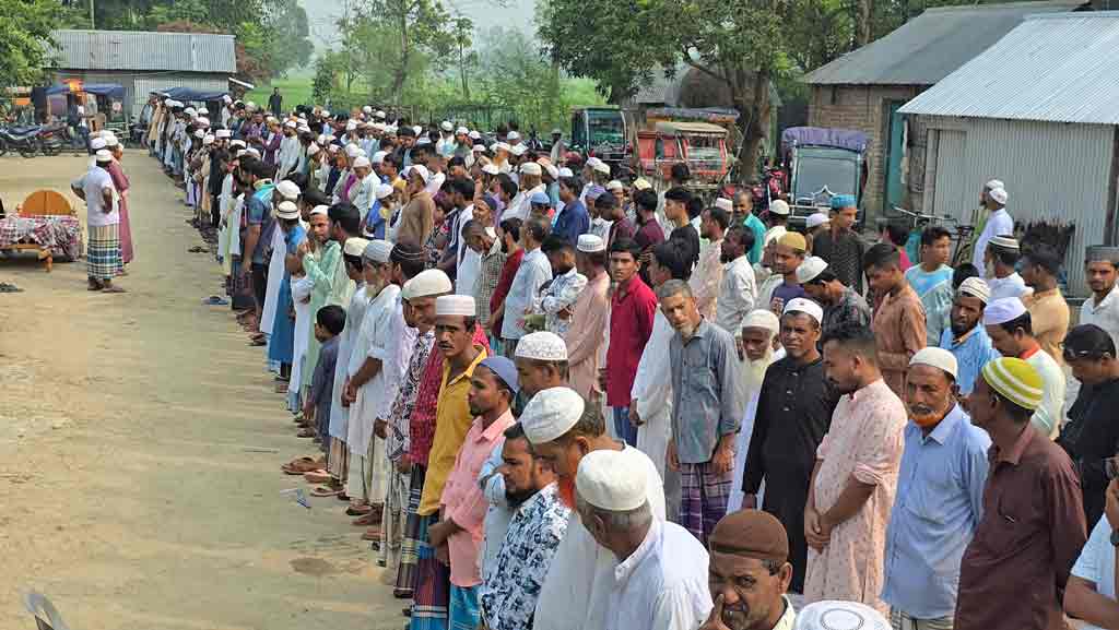 ময়মনসিংহের দুর্ঘটনায় একই পরিবারের চারজনের দাফন, শোকে স্বজনরা