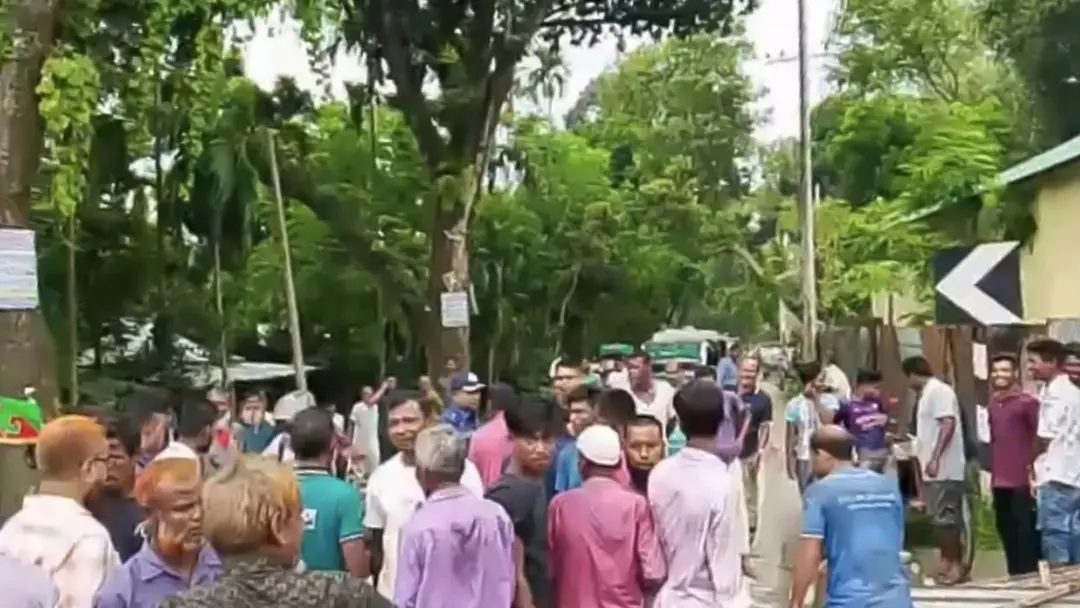 সারের দাবিতে লালমনিরহাটে মহাসড়ক অবরোধ, কৃষকদের বিক্ষোভ