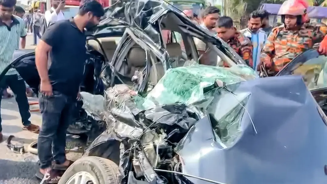 মুন্সীগঞ্জে বাস-প্রাইভেটকার সংঘর্ষে নিহত ৪, আহত ১