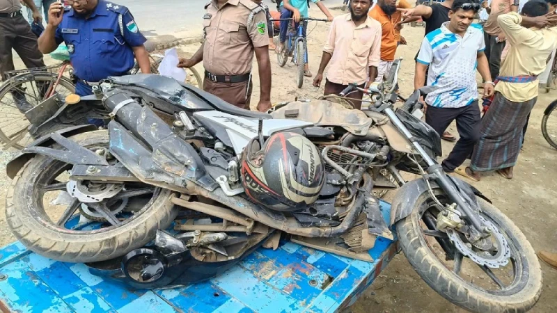 কালীগঞ্জে বাসচাপায় পৌর পরিদর্শকের মৃত্যু, আহত ১