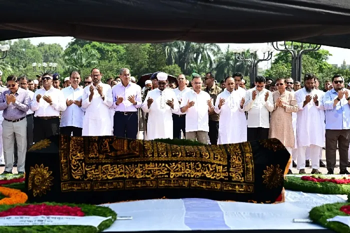 সালাহউদ্দিন আহমেদের জানাজায় প্রধানমন্ত্রী, কফিনে জানালেন শেষ শ্রদ্ধা