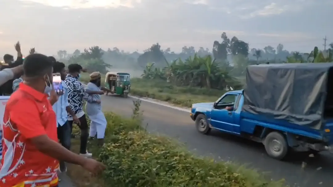 সিরাজগঞ্জে পুলিশের গাড়ির পাশে যুবলীগের মিছিল, গ্রেপ্তার ৭