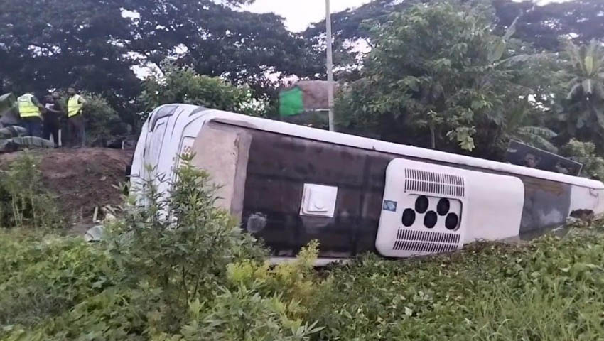 দাউদকান্দিতে নিয়ন্ত্রণ হারিয়ে খাদে মেডিকেল শিক্ষার্থীদের বাস, আহত ২০